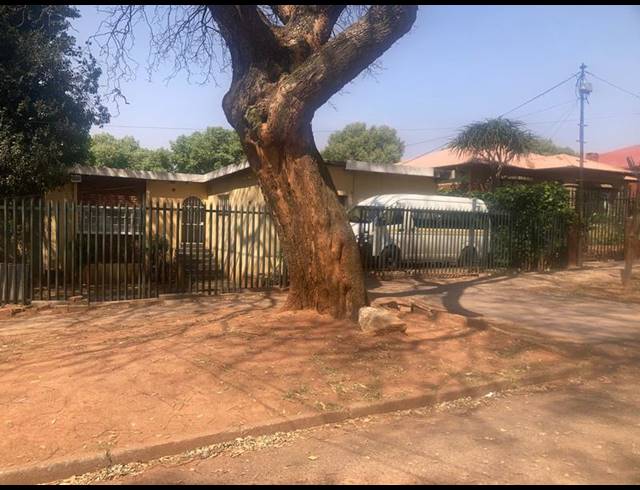 3 BEDROOM HOUSE FOR SALE IN BEZUIDENHOUT VALLEY